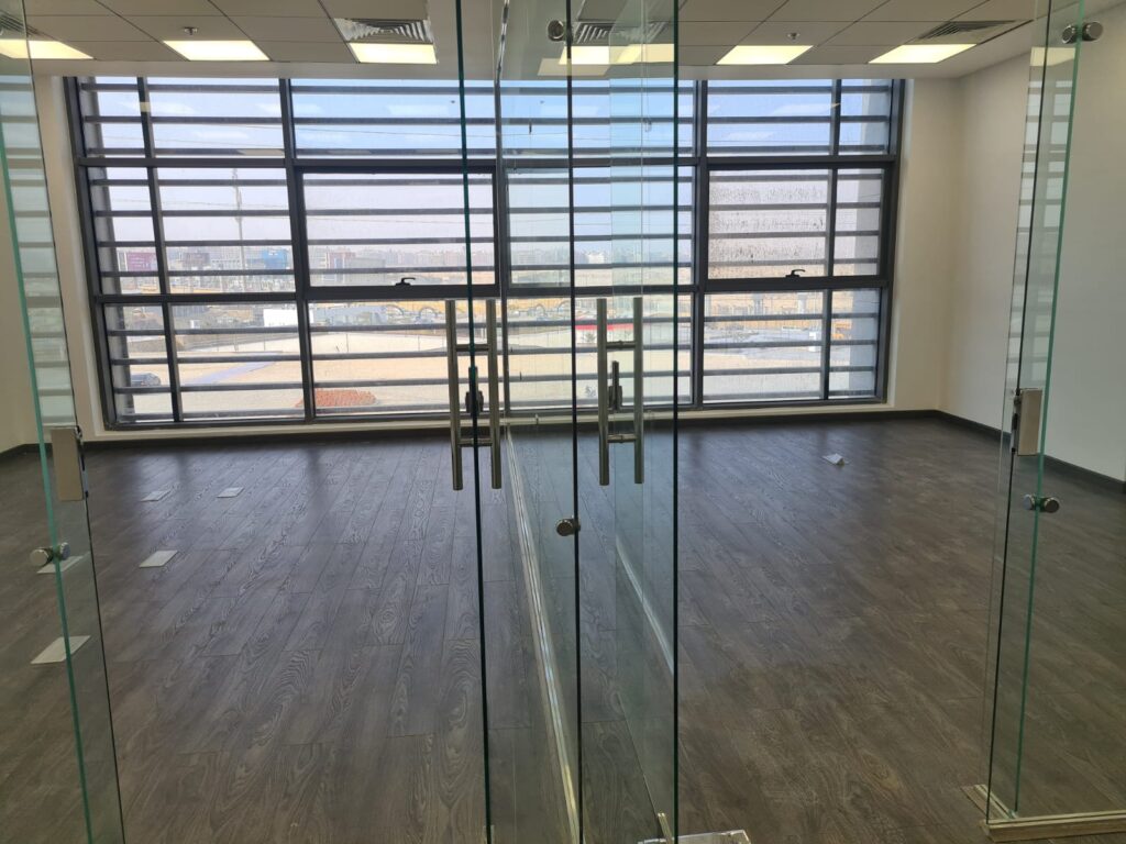 Office 121m in West Mark for rent